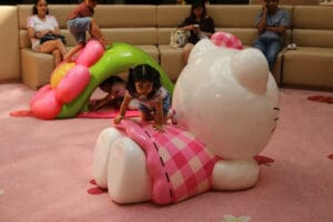 girl playing on hello kitty at parque arauco